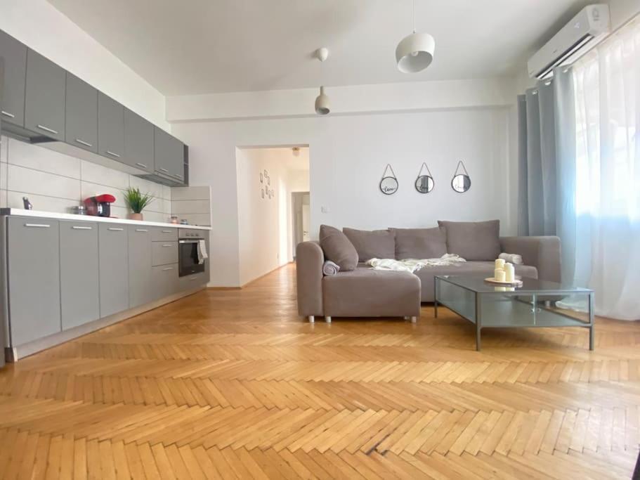 2 Bedroom Apartment With Terrace In City Center Bucharest Exterior photo
