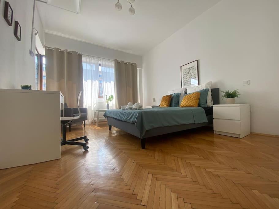 2 Bedroom Apartment With Terrace In City Center Bucharest Exterior photo